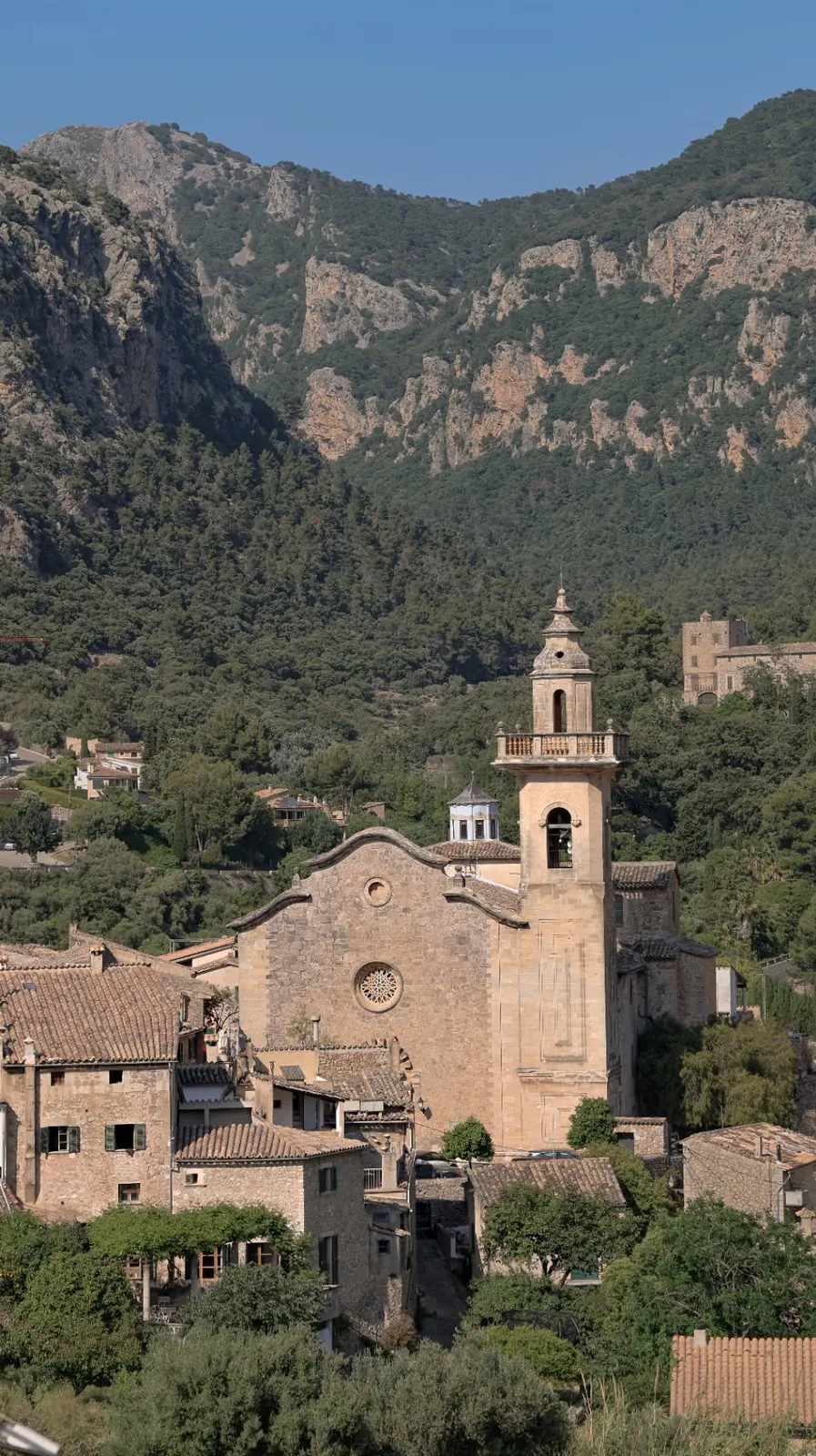Dorf Valldemossa mit Klosterturm vor dem Tramuntana-Gebirge